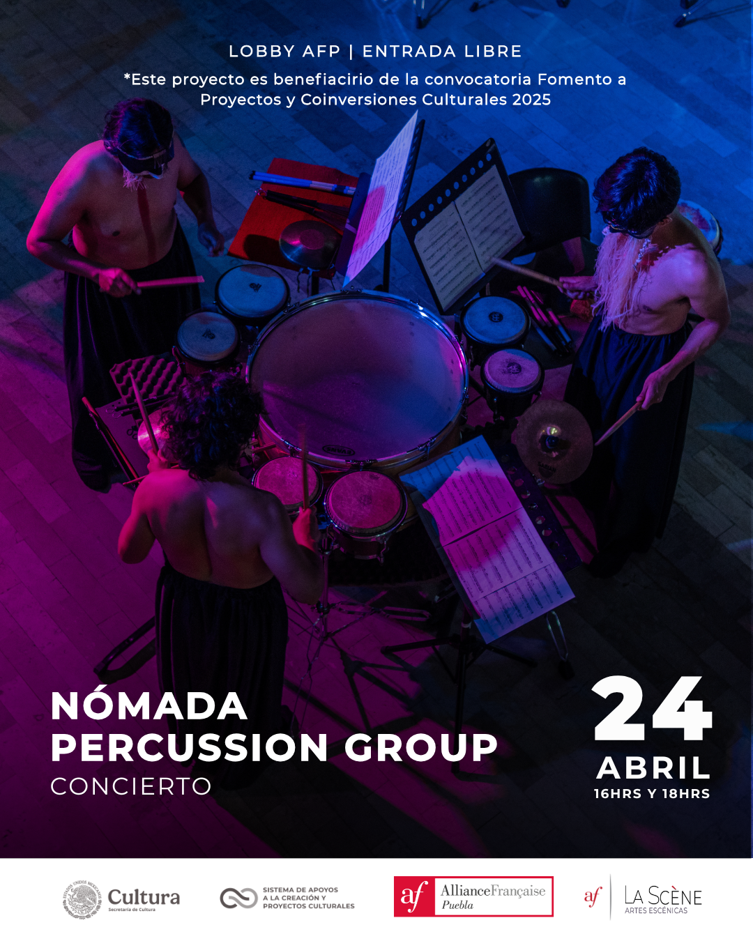 Cartel promocional del concierto del grupo Nómada Percussion Group. La imagen muestra una vista superior de tres percusionistas tocando tambores. El evento se realizará el viernes 24 de abril en el Lobby de la Alianza Francesa de Puebla, con funciones a las 16:00 y 18:00 horas. Entrada libre.