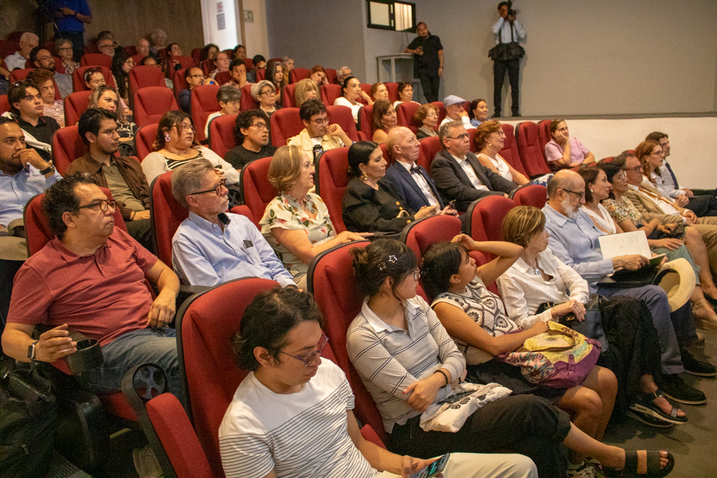 Público observando la conferencia